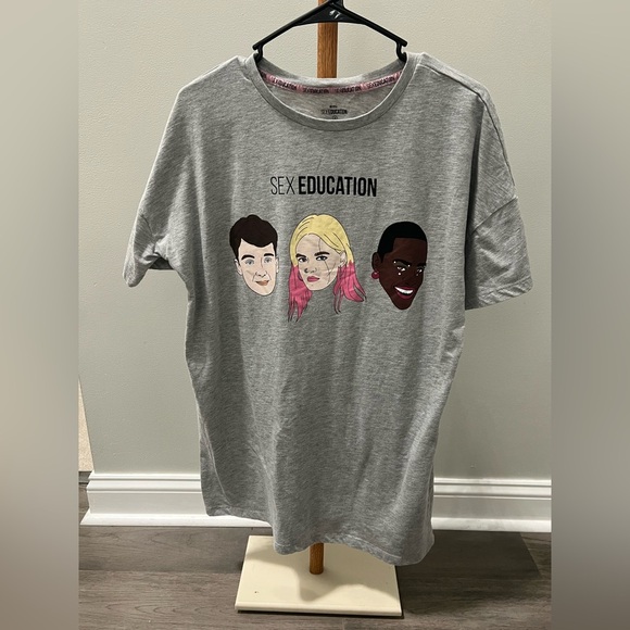 Netflix Sex Education Love to Lounge Gray T-Shirt size small - Picture 1 of 4